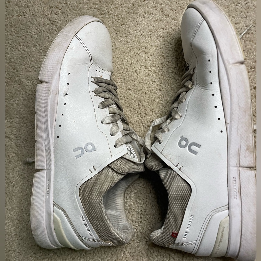 On cloud sneakers size  10